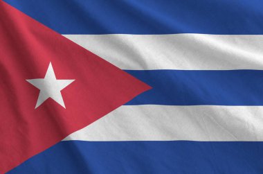 Eski kumaşların katlanmış dalgalı kumaşında Küba bayrağı tasvir edilmiştir.