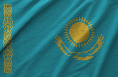 Kazakistan bayrağı eski kumaşın katlanmış dalgalı kumaşında tasvir edilmiştir.