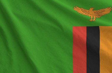 Zambiya bayrağı eski kumaşın katlanmış dalgalı kumaşında tasvir edilmiştir.