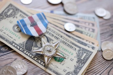 KYIV, UKRAINE 10 Temmuz 2024 ABD Gümüş Yıldız Madalyası. Birleşik Devletler askeri madalyası, kurdele ve broşla. El yapımı kağıt tiyatro dekorları yakın plan.