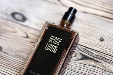 KYIV, UKRAINE - 10 Temmuz 2024 Serge Lutens Ecrin de Fumee parfümü. Serge Lutens, Fransız parfüm üreticisi. Genellikle kendi adını taşıyan moda evi parfüm şirketi ile tanınır.