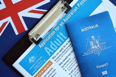 KYIV, UKRAINE - 10 Temmuz 2024 Avustralya pasaportlu yetişkin boş formlar başvurusu. Dışişleri ve Ticaret Bakanlığı