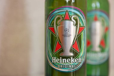 KYIV, UKRAINE 10 Temmuz 2024 Heineken birası. UEFA Avrupa Şampiyonluk Ligi için özel baskı. Heineken Lager Birası, Heineken International 'ın sancak gemisi ürünüdür.