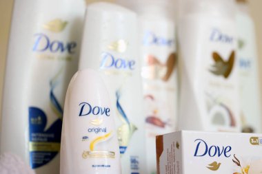 KYIV, UKRAINE - 10 Temmuz 2024 Dove güzellik ve sağlık ürünleri kapanıyor. 1955 'te İngiliz pazarına giren güvercin, kişisel bakım markasıdır.