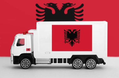 Beyaz minibüsün yan duvarında Arnavutluk bayrağı tasvir edildi. Nakliye ve yerel teslimat kavramı