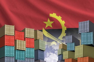 Angola bayrağı ve yükleme konteynırları rıhtımlarda, arka planda yakın plan ile birlikte.
