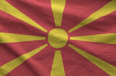 Eski kumaşların katlanmış dalgalı kumaşında Makedonya bayrağı tasvir edildi