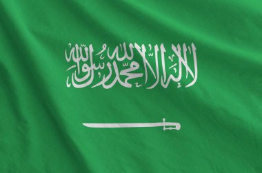 Suudi Arabistan bayrağı eski kumaşların katlanmış dalgalı kumaşında tasvir edilmiştir.