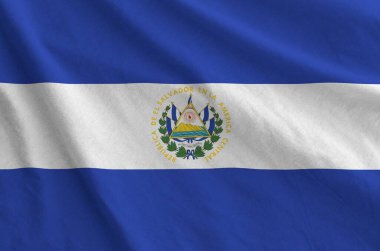 El Salvador bayrağı katlanmış dalgalı kumaş kumaş üzerine yakın çekimde
