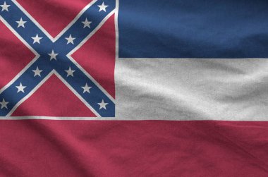 Mississippi 'nin yeni ABD bayrağı katlanmış eski kumaş dalgasıyla kaplandı.