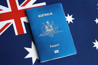 KYIV, UKRAINE - 10 Temmuz 2024 Avustralya mavi seyahat pasaportu Avustralya bayrağında yakın plan