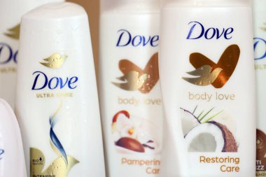 KYIV, UKRAINE - 10 Temmuz 2024 Dove güzellik ve sağlık ürünleri kapanıyor. 1955 'te İngiliz pazarına giren güvercin, kişisel bakım markasıdır.
