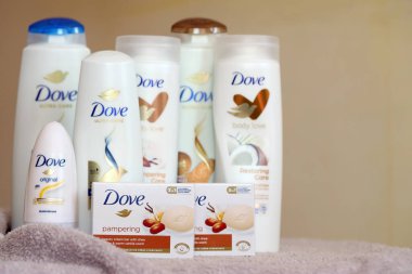 KYIV, UKRAINE - 10 Temmuz 2024 Dove güzellik ve sağlık ürünleri kapanıyor. 1955 'te İngiliz pazarına giren güvercin, kişisel bakım markasıdır.