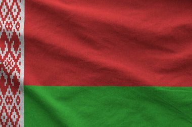 Beyaz bayrak eski kumaşların kıvrımlı kumaşında tasvir edilmiştir.