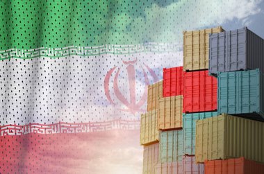 İran bayrağı ve yükleme konteynırları rıhtımlarda, arka planda yakın plan ile birlikte.