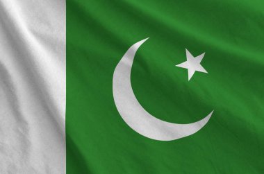 Pakistan bayrağı eski kumaşların kıvrımlı kumaşına yakın olarak çizilmiş.