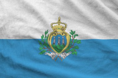 San Marino bayrağı eski kumaştan katlanmış dalgalı kumaş üzerinde tasvir edilmiştir.