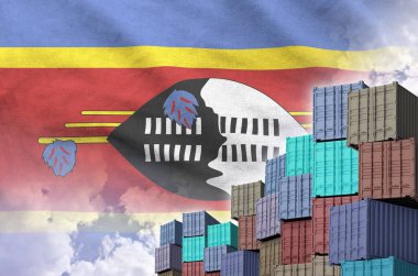 Svaziland bayrağı ve yükleme konteynırları rıhtımlarda, gökyüzü arka planı yakın.