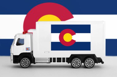 Colorado eyaleti bayrağı beyaz minibüsün yan duvarında resmedilmiş. Nakliye ve yerel teslimat kavramı