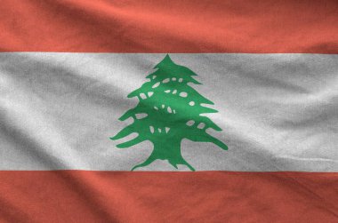 Lübnan bayrağı eski kumaşların kıvrımlı kumaşında tasvir edilmiştir.