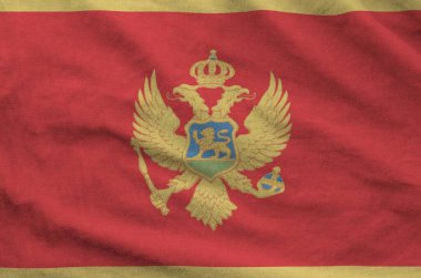 Karadağ bayrağı, eski kumaşların katlanmış dalgalı kumaşına yakın kondu