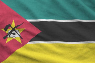 Mozambik bayrağı, eski kumaşın katlanmış dalgalı kumaşında tasvir edilmiştir.