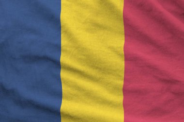 Çad bayrağı eski kumaşın katlanmış dalgalı kumaşında tasvir edilmiştir.