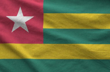 Togo bayrağı katlanmış eski kumaşların dalgalı kumaşında tasvir edilir.