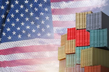 Amerika Birleşik Devletleri bayrağı ve yükleme konteynırları rıhtımlarda ve gökyüzü arka planında yakın çekim