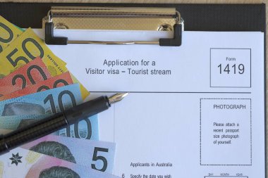 KYIV, UKRAINE - 10 Temmuz 2024 Avustralya ziyaretçi vize formu başvurusu 1419 Avustralya 'ya yakın çekim için