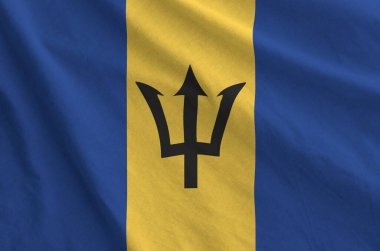 Barbados bayrağı eski kumaşın katlanmış dalgalı kumaşında tasvir edilmiştir.