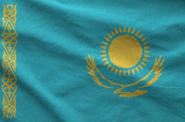 Kazakistan bayrağı eski kumaşın katlanmış dalgalı kumaşında tasvir edilmiştir.