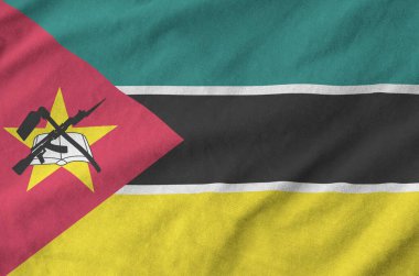 Mozambik bayrağı, eski kumaşın katlanmış dalgalı kumaşında tasvir edilmiştir.