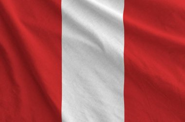 Peru bayrağı eski kumaşın katlanmış dalgalı kumaşında tasvir edilmiştir.
