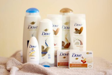 KYIV, UKRAINE - 10 Temmuz 2024 Dove güzellik ve sağlık ürünleri kapanıyor. 1955 'te İngiliz pazarına giren güvercin, kişisel bakım markasıdır.