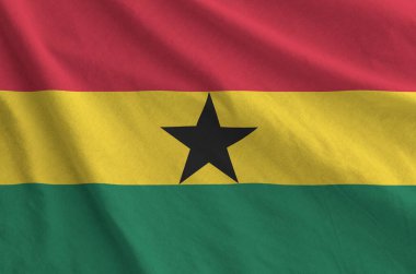 Gana bayrağı eski kumaşın katlanmış dalgalı kumaşında tasvir edilmiştir.