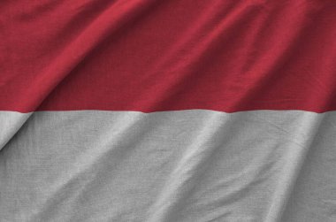 Endonezya bayrağı eski kumaşların kıvrımlı kumaşında tasvir edilmiştir.