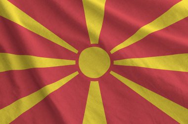 Eski kumaşların katlanmış dalgalı kumaşında Makedonya bayrağı tasvir edildi