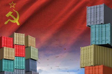 Sovyetler Birliği bayrağı ve yükleme konteynırları rıhtımlarda, arka planda yakın planda.