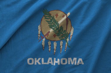 Oklahoma ABD bayrağı eski kumaşların kıvrımlı kumaşında tasvir edilmiştir.