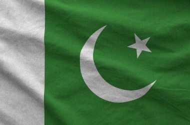 Pakistan bayrağı eski kumaşların kıvrımlı kumaşına yakın olarak çizilmiş.