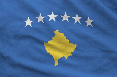 Eski kumaşların katlanmış dalgalı kumaşında Kosova bayrağı tasvir edildi