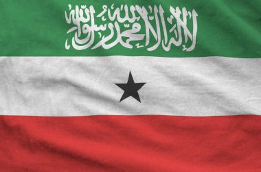 Eski kumaşın kıvrımlı kumaşında Somaliland bayrağı tasvir edilmiştir.