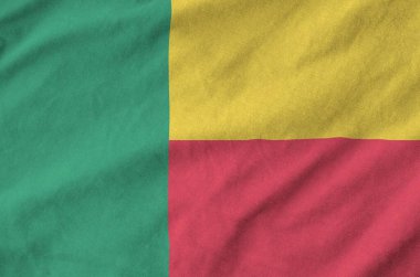 Eski kumaşın kıvrımlı kumaşında Benin bayrağı tasvir edilmiştir.