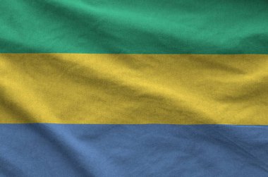 Gabon bayrağı eski kumaşın katlanmış dalgalı kumaşında tasvir edilmiştir.