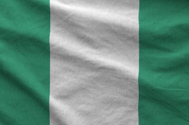 Nijerya bayrağı eski kumaştan katlanmış dalgalı kumaş üzerinde tasvir edilmiştir.