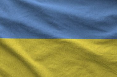 Ukrayna bayrağı eski kumaşların kıvrımlı kumaşında tasvir edilmiştir.