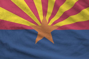 Arizaona ABD bayrağı eski kumaştan katlanmış dalgalı kumaş üzerinde tasvir edilmiştir.