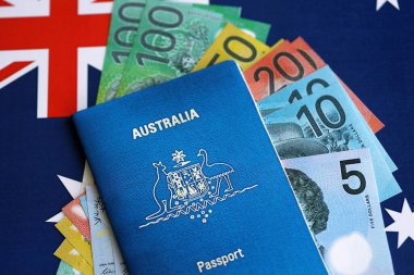 KYIV, UKRAINE - 10 Temmuz 2024 Avustralya mavi seyahat pasaportu ve Avustralya bayrağındaki para faturaları