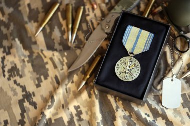 KYIV, UKRAINE - 10 Temmuz 2024 Hava Kuvvetleri Yedek Madalyası. Birleşik Devletler askeri madalyası, kurdele ve broşla. El yapımı kağıt tiyatro dekorları yakın plan.